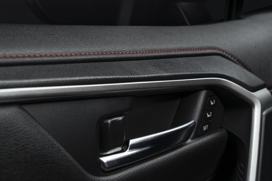 Детали интерьера Toyota RAV4 Prime 2020 года  (NA) (фото 20 из 41)